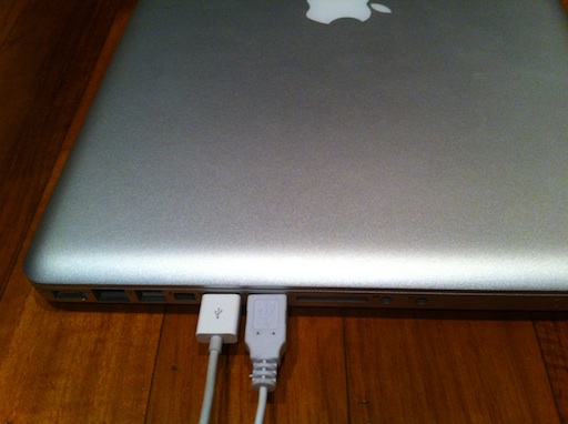Il mio MacBook Pro con due cavi USB inseriti nei due connettori